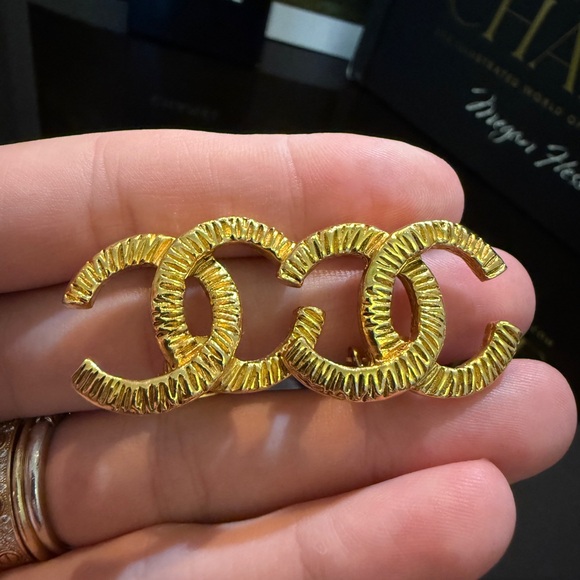 LOT 2187 24K gold plated CHANEL vintage CC clip on earrings - Picture 3 of 6